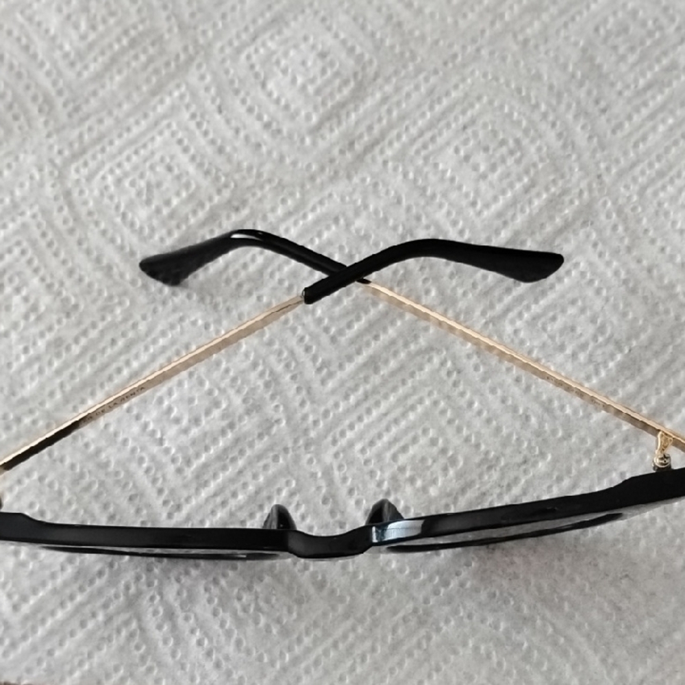 Oscar de la Renta Black Sunglasses with Gold Accents - Picture 11 of 11